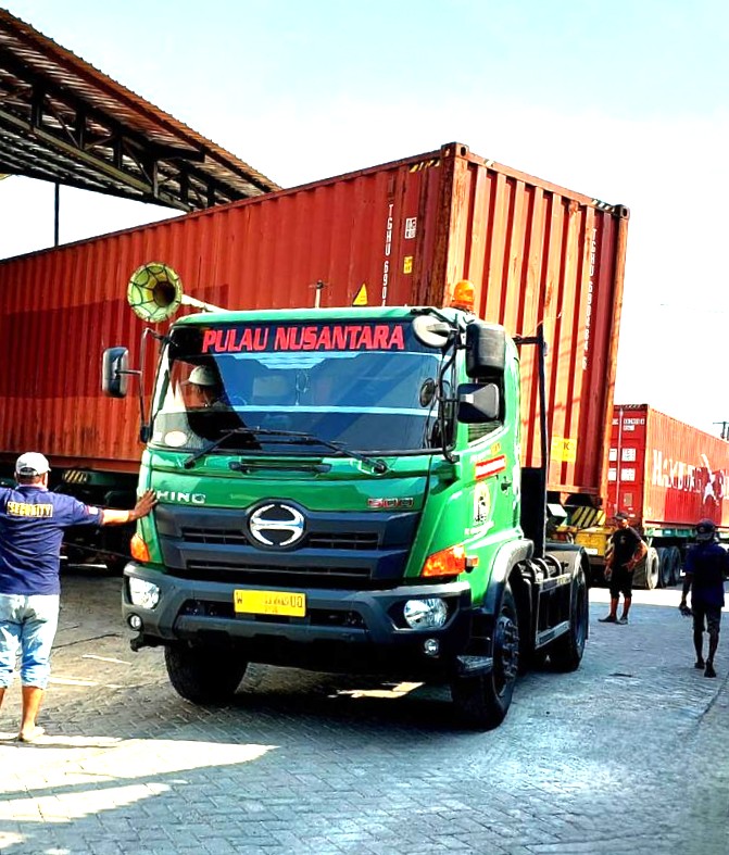 pengiriman barang melalui jalur transportasi  darat.